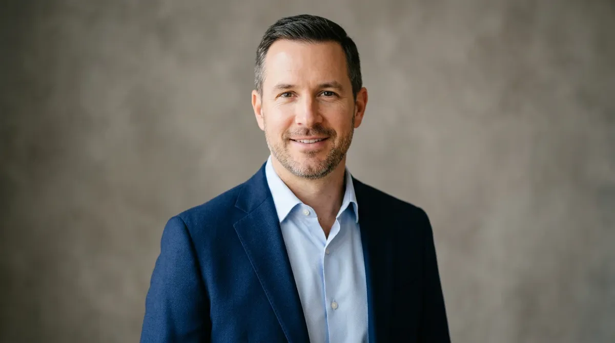 Portret Ethana Caldera — edukator ds. dokumentacji ubezpieczeniowej